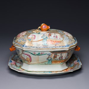 A Chinese Canton famille rose 'mandarin subject' tureen, cover and stand, Qianlong — 照片 1