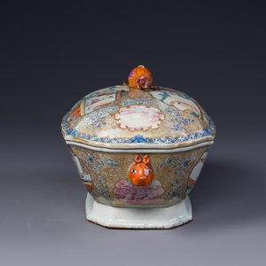A Chinese Canton famille rose 'mandarin subject' tureen, cover and stand, Qianlong — 照片 5