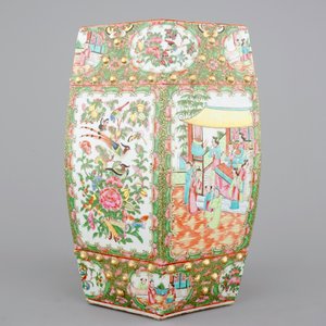 A Chinese Canton famille rose medallion hexagonal garden seat, 19th C. — photo 2