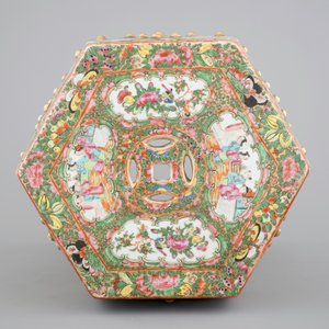 A Chinese Canton famille rose medallion hexagonal garden seat, 19th C. — photo 5