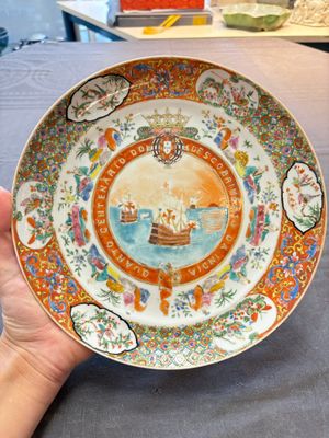 A Chinese Canton famille rose memorial plate commemorating the discovery of India, ca. 1900 — foto 1
