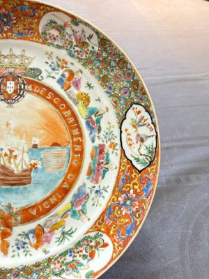 A Chinese Canton famille rose memorial plate commemorating the discovery of India, ca. 1900 — foto 5
