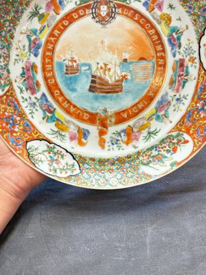 A Chinese Canton famille rose memorial plate commemorating the discovery of India, ca. 1900 — foto 6