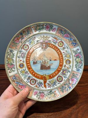 A Chinese Canton famille rose memorial plate commemorating the discovery of India, ca. 1900 — photo 1