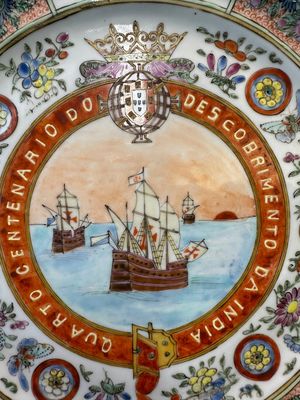 A Chinese Canton famille rose memorial plate commemorating the discovery of India, ca. 1900 — photo 2