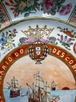 A Chinese Canton famille rose memorial plate commemorating the discovery of India, ca. 1900 — photo 3
