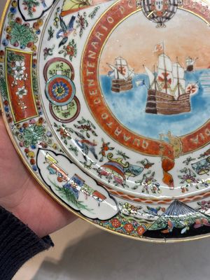 A Chinese Canton famille rose memorial plate commemorating the discovery of the sailing route to India, ca. 1900 — photo 9