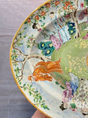 A Chinese Canton famille rose oval armorial dish with the arms of Caulfield for the English market, Daoguang, ca. 1825 — photo 2