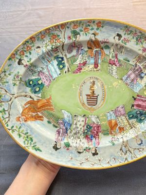 A Chinese Canton famille rose oval armorial dish with the arms of Caulfield for the English market, Daoguang, ca. 1825 — photo 3