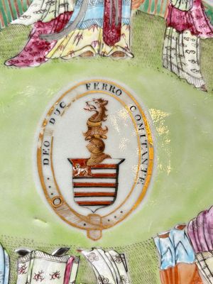 A Chinese Canton famille rose oval armorial dish with the arms of Caulfield for the English market, Daoguang, ca. 1825 — photo 6