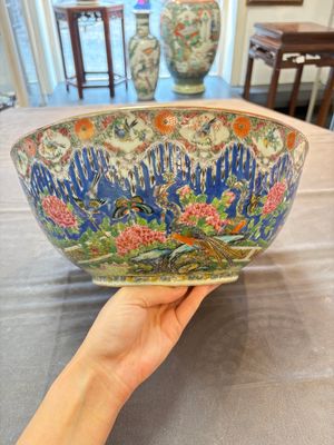 A Chinese Canton famille rose 'peacock' punch bowl, 19th C. — photo 1