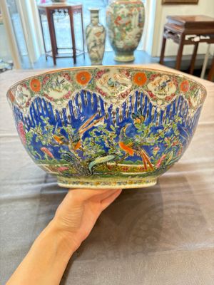 A Chinese Canton famille rose 'peacock' punch bowl, 19th C. — photo 2