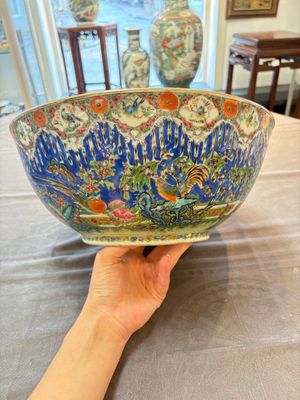 A Chinese Canton famille rose 'peacock' punch bowl, 19th C. — photo 3
