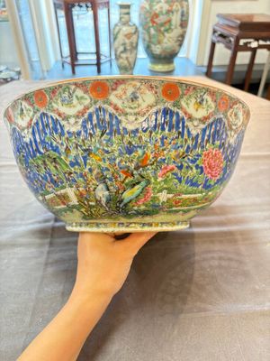A Chinese Canton famille rose 'peacock' punch bowl, 19th C. — photo 4