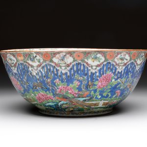 A Chinese Canton famille rose 'peacock' punch bowl, 19th C. — photo 2