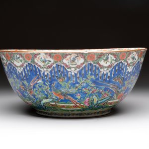 A Chinese Canton famille rose 'peacock' punch bowl, 19th C. — photo 3