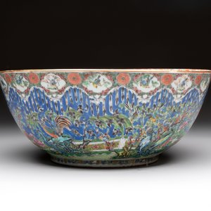 A Chinese Canton famille rose 'peacock' punch bowl, 19th C. — photo 4