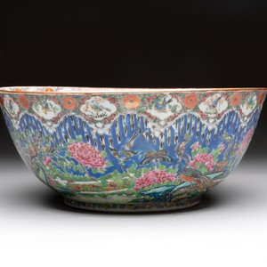 A Chinese Canton famille rose 'peacock' punch bowl, 19th C. — photo 5