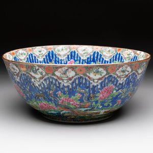 A Chinese Canton famille rose 'peacock' punch bowl, 19th C. — 照片 1