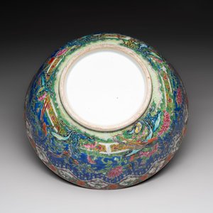 A Chinese Canton famille rose 'peacock' punch bowl, 19th C. — 照片 7