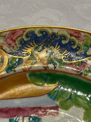 A Chinese Canton famille rose plate, a famille rose vase and a saucer, Qianlong and later — photo 12