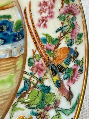A Chinese Canton famille rose plate, a famille rose vase and a saucer, Qianlong and later — photo 14
