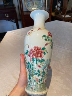 A Chinese Canton famille rose plate, a famille rose vase and a saucer, Qianlong and later — photo 2