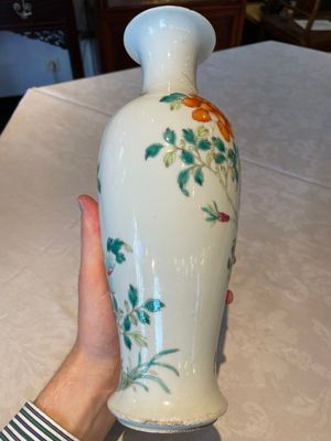 A Chinese Canton famille rose plate, a famille rose vase and a saucer, Qianlong and later — photo 4