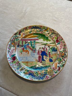 A Chinese Canton famille rose plate, a famille rose vase and a saucer, Qianlong and later — photo 9