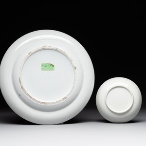 A Chinese Canton famille rose plate, a famille rose vase and a saucer, Qianlong and later — photo 3