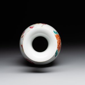 A Chinese Canton famille rose plate, a famille rose vase and a saucer, Qianlong and later — photo 6