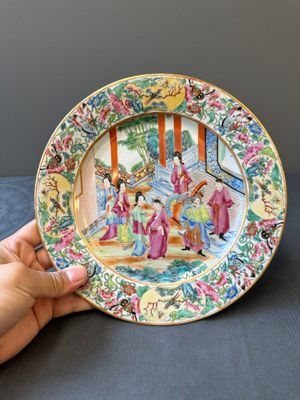 A Chinese Canton famille rose plate with narrative design, 19th C. — 照片 1