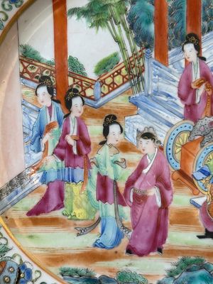 A Chinese Canton famille rose plate with narrative design, 19th C. — 照片 3