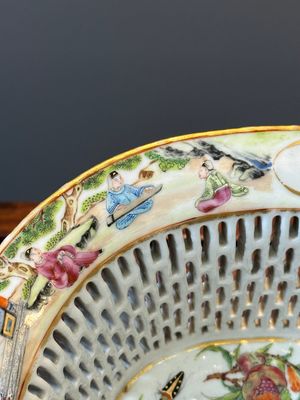 A Chinese Canton famille rose reticulated basket and stand, 19th C. — 照片 15