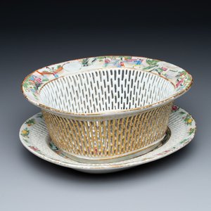 A Chinese Canton famille rose reticulated basket and stand, 19th C. — 照片 1