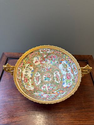 A Chinese Canton famille rose reticulated basket on stand and a bowl with gilt bronze mounts, 19th C. — 照片 16