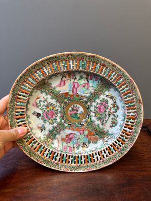 A Chinese Canton famille rose reticulated basket on stand and a bowl with gilt bronze mounts, 19th C. — 照片 2