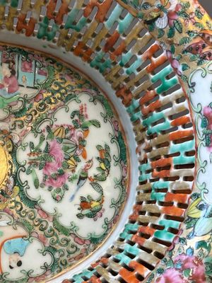 A Chinese Canton famille rose reticulated basket on stand and a bowl with gilt bronze mounts, 19th C. — 照片 10