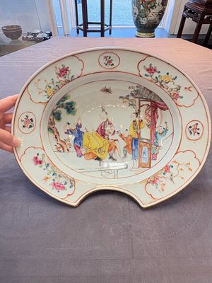 A Chinese Canton famille rose shaving bowl with figurative design, Qianlong — 照片 1