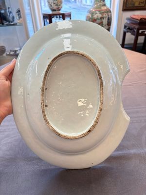 A Chinese Canton famille rose shaving bowl with figurative design, Qianlong — 照片 11
