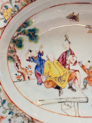 A Chinese Canton famille rose shaving bowl with figurative design, Qianlong — 照片 2