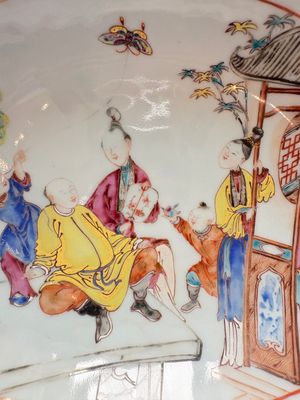 A Chinese Canton famille rose shaving bowl with figurative design, Qianlong — 照片 3