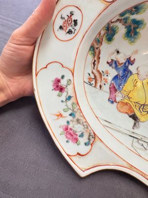 A Chinese Canton famille rose shaving bowl with figurative design, Qianlong — 照片 5
