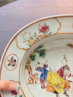 A Chinese Canton famille rose shaving bowl with figurative design, Qianlong — 照片 6