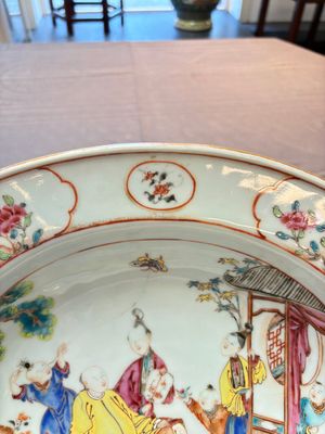 A Chinese Canton famille rose shaving bowl with figurative design, Qianlong — 照片 7