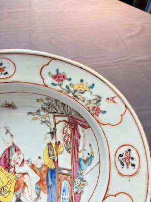 A Chinese Canton famille rose shaving bowl with figurative design, Qianlong — 照片 8
