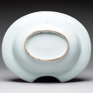 A Chinese Canton famille rose shaving bowl with figurative design, Qianlong — 照片 2