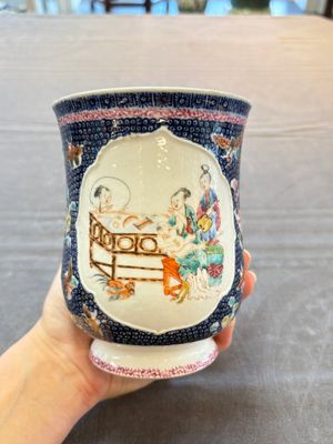 A Chinese Canton famille rose tankard with figural design, Qianlong — photo 2