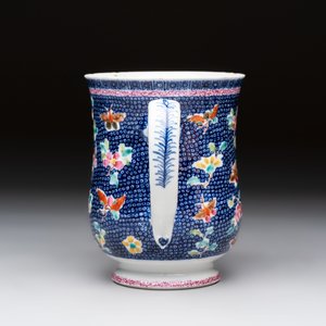 A Chinese Canton famille rose tankard with figural design, Qianlong — photo 4