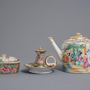A Chinese Canton famille rose teapot, a candle holder and box and cover, 19th C. — 照片 2